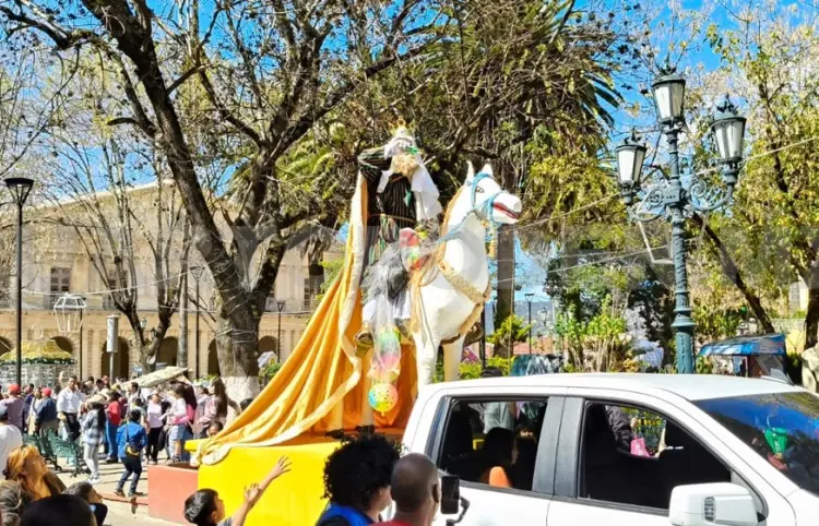 Reyes Magos reparten  dulces y juguetes a niños