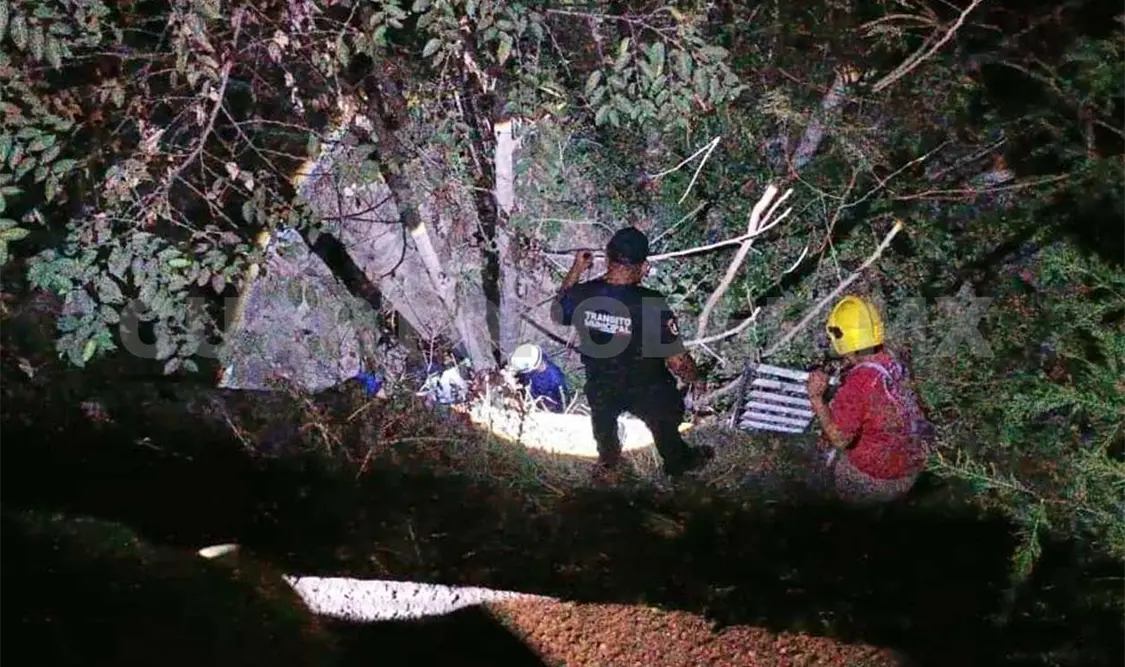 Caen motociclistas a un barranco en Copoya