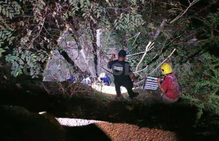 Caen motociclistas a un barranco en Copoya
