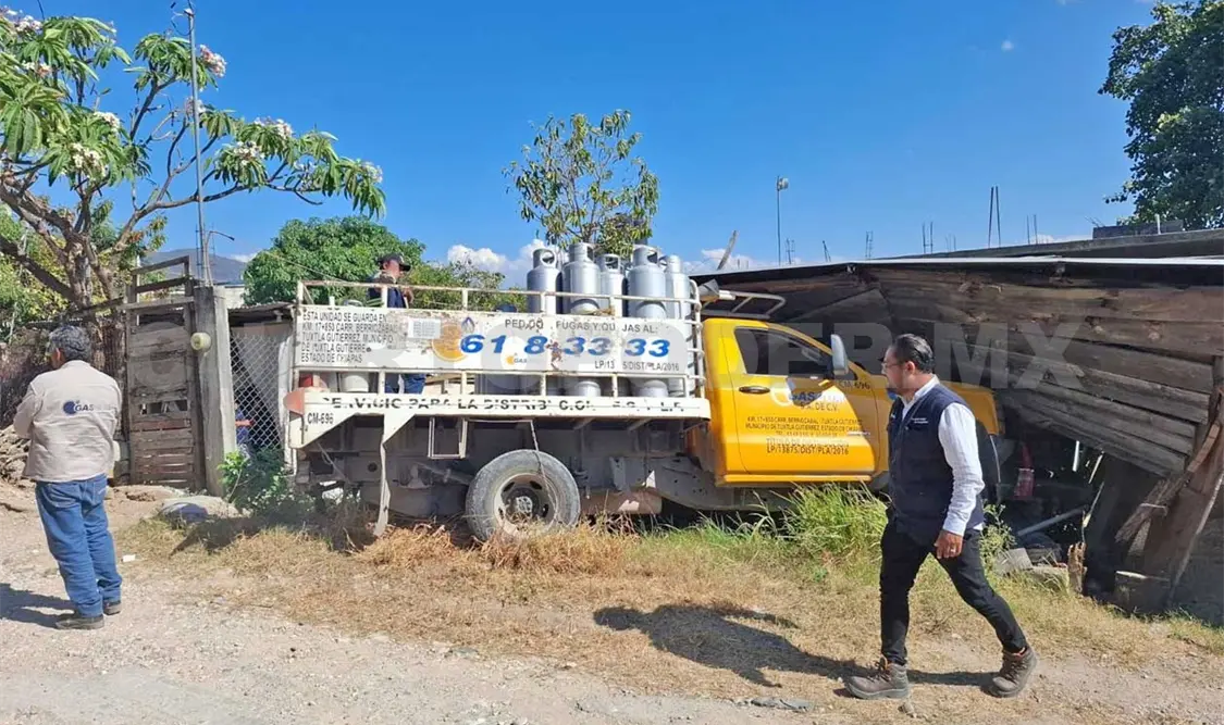 Camión por poco termina dentro de una vivienda