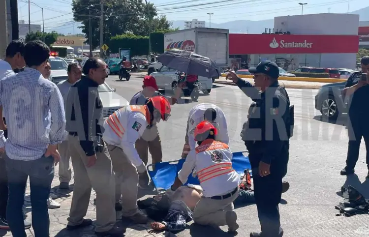Embiste a motociclista al salir de un estacionamiento