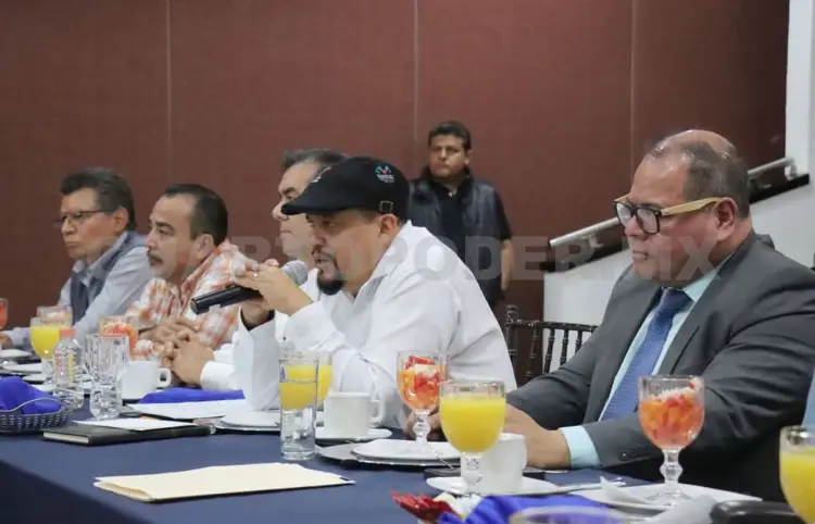 Regularán a médicos que laboran sin cédula