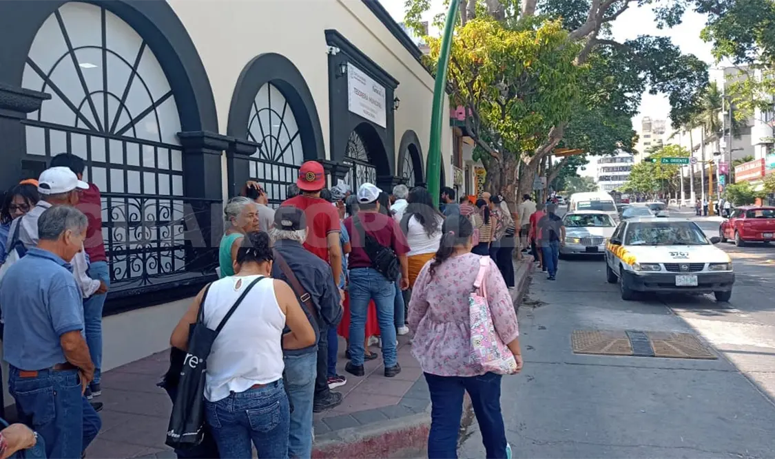 Largas filas para el pago del predial