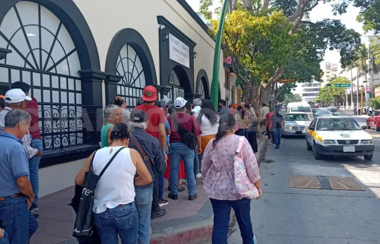 Largas filas para el pago del predial