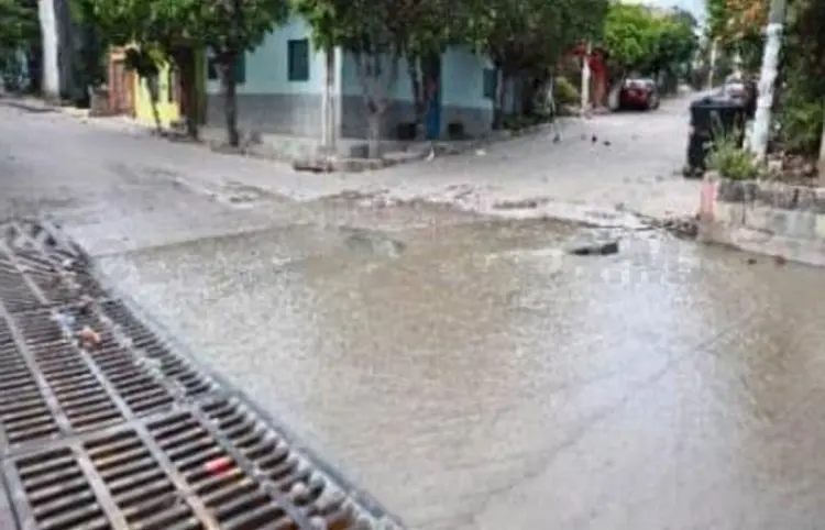 Colonias sin agua por reparación en tubería dañada