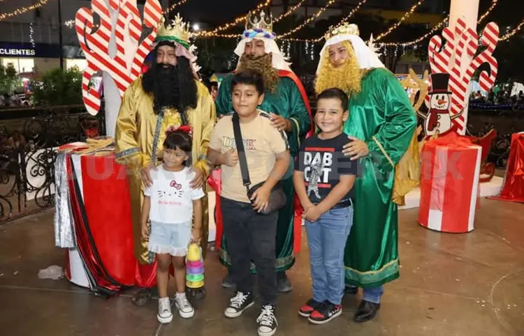 Festejan a miles de niños por Día de Reyes
