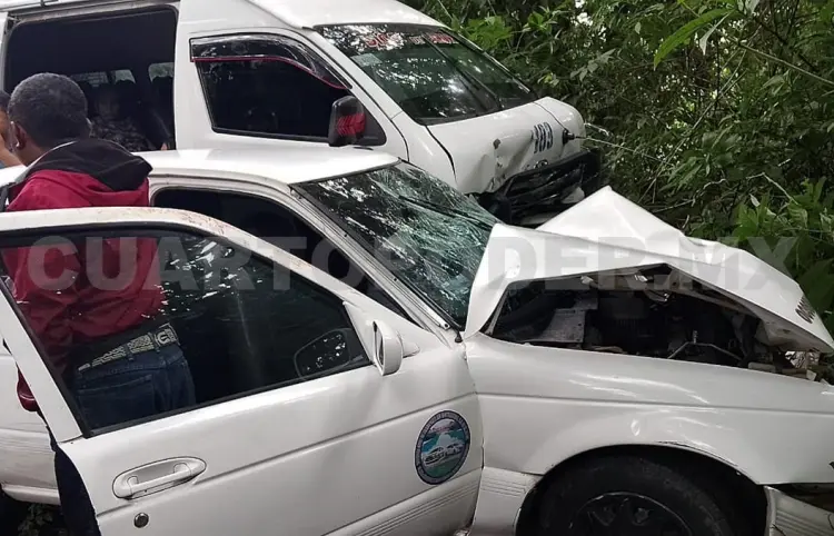 Varios lesionados en colisión de Urvan y Tsuru