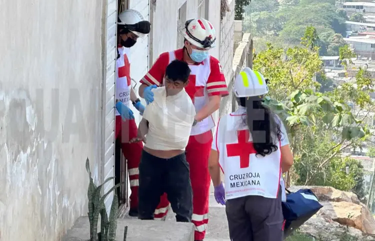 Cae desde la segunda planta de su vivienda