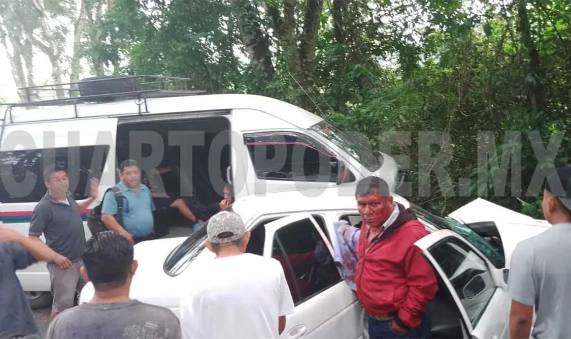 Varios lesionados en colisión de Urvan y Tsuru
