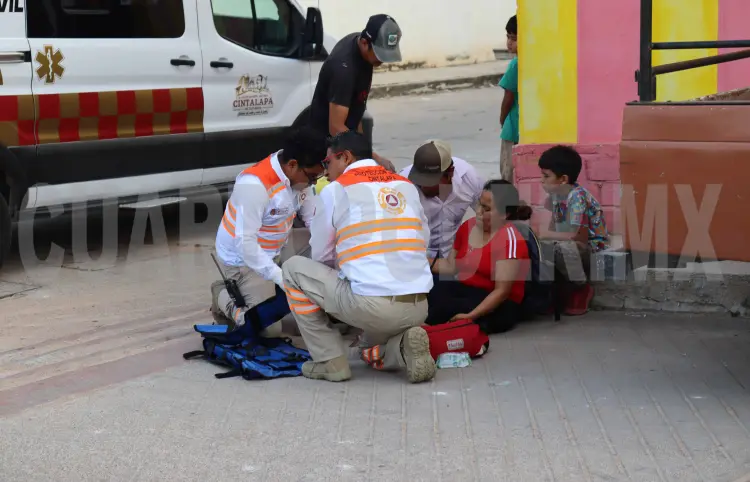 Termina fracturada tras sufrir un derrape en moto