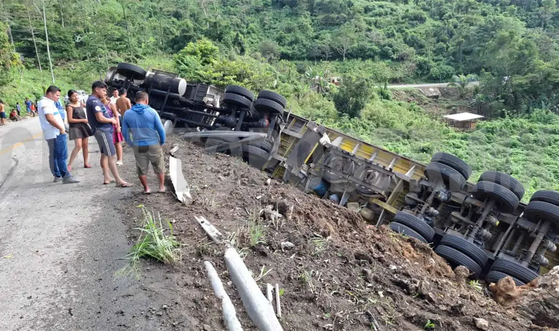 Se desbarranca tráiler en una zona de curvas
