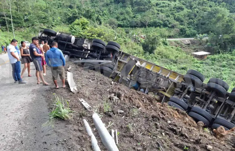 Se desbarranca tráiler en una zona de curvas