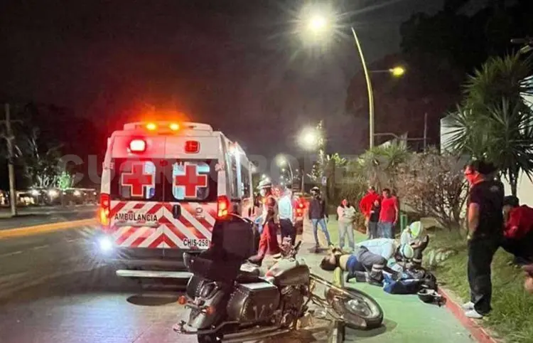 Embiste automóvil a motoristas y luego escapa