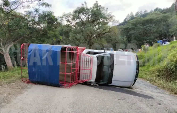 Choque y volcadura salda con lesionados