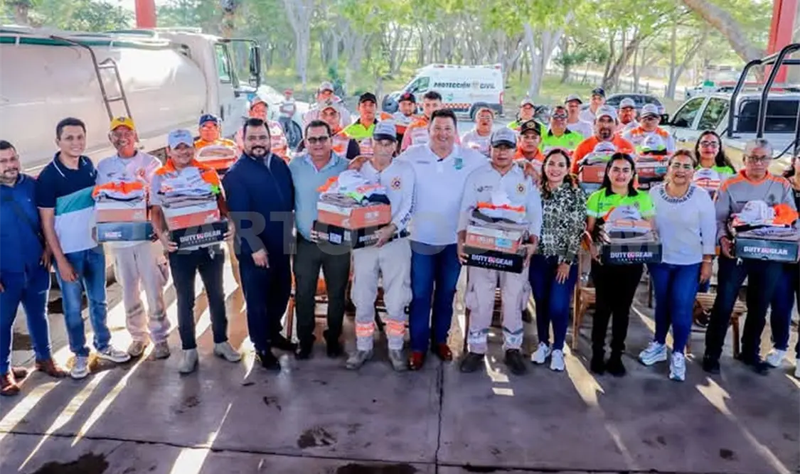 Entregan uniformes a trabajadores de PC de Arriaga