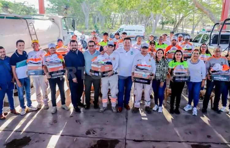 Entregan uniformes a trabajadores de PC de Arriaga