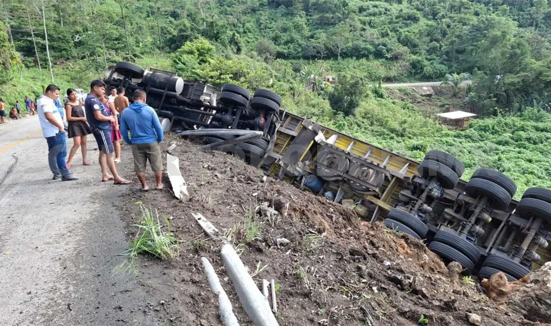 Se desbarranca tráiler en una zona de curvas