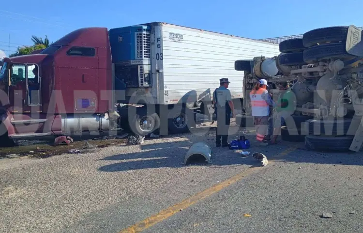 Revolvedora hace corte de circulación a tractocamión