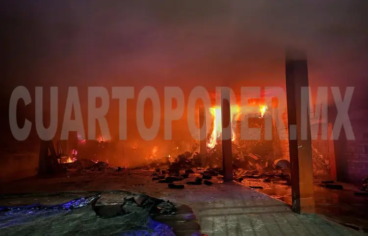 Voraz incendio acaba con una pollería