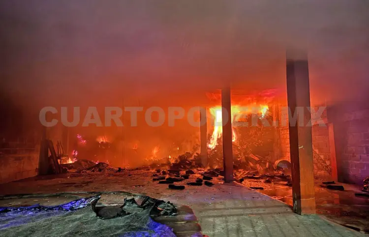 Voraz incendio acaba con una pollería