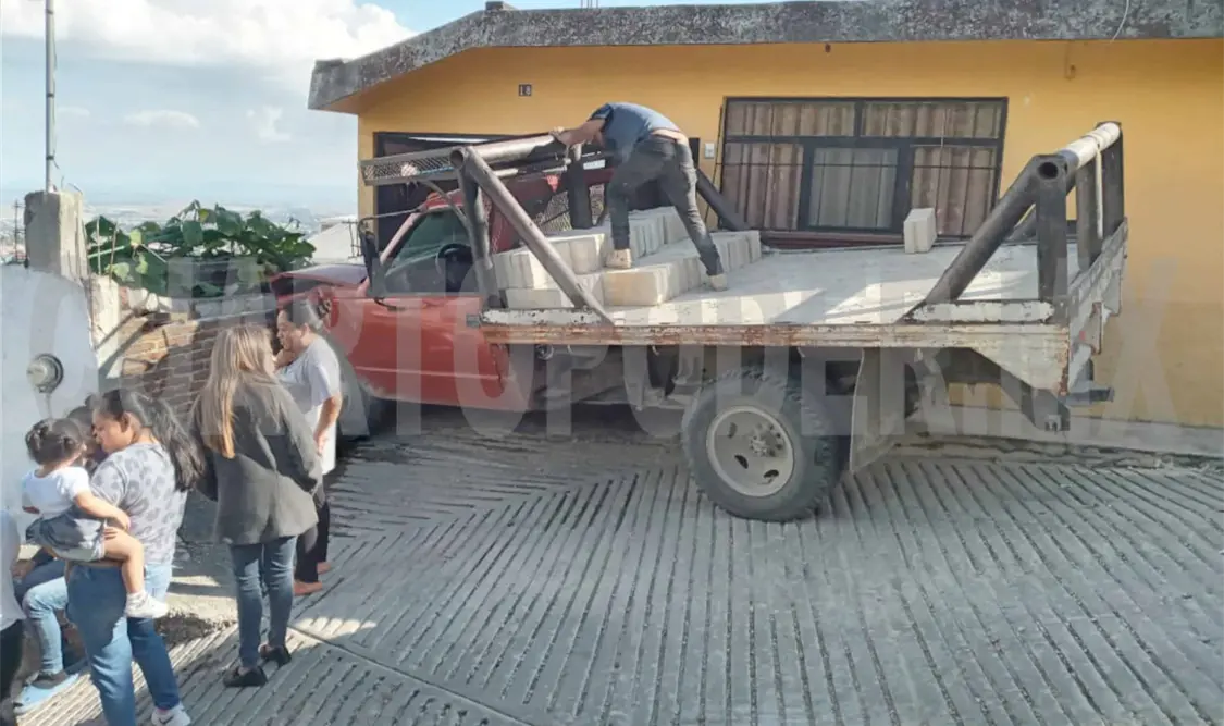 Se queda sin frenos y se estampa en una vivienda
