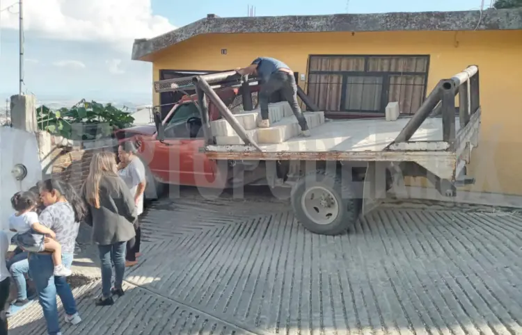 Se queda sin frenos y se estampa en una vivienda