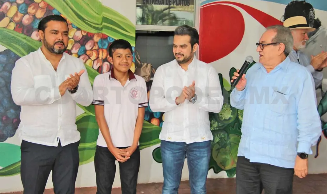 El secretario de Educación en el estado felicitó públicamente al alumno de secundaria. Cortesía