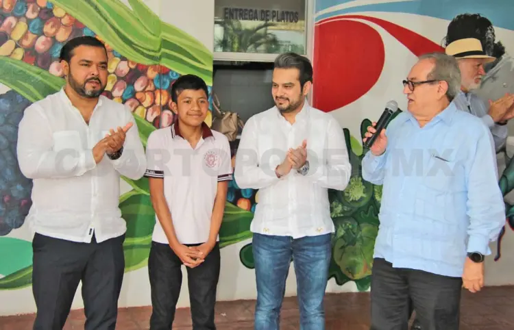 Felicitan a alumno que ganó concurso de matemáticas