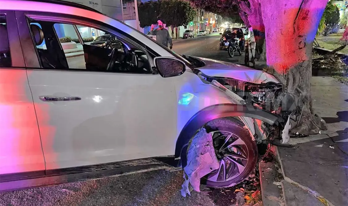 El aparatoso accidente de tránsito saldó con averías de consideración en ambas SUV. Ulises Villalobos / CP