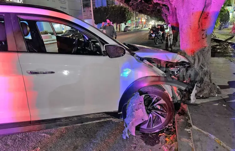 Encontronazo de camionetas causa caos vial