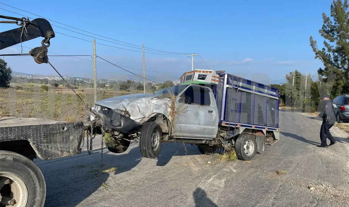 Estaquitas vuelca en el libramiento Sur