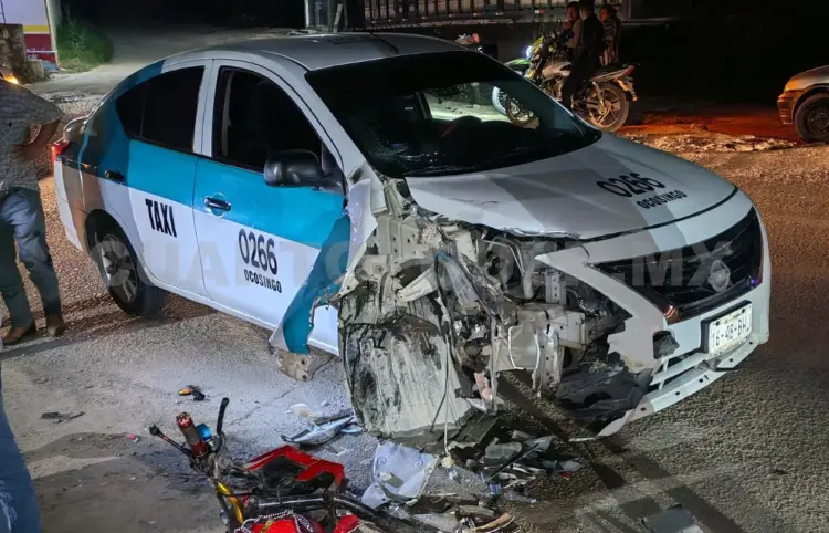 Colisionan motocicleta y un taxi en una curva