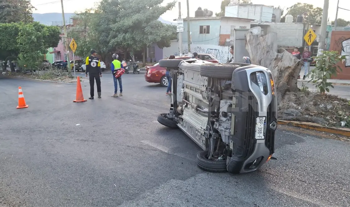 Se estrellan por corte de circulación en cruce de calles