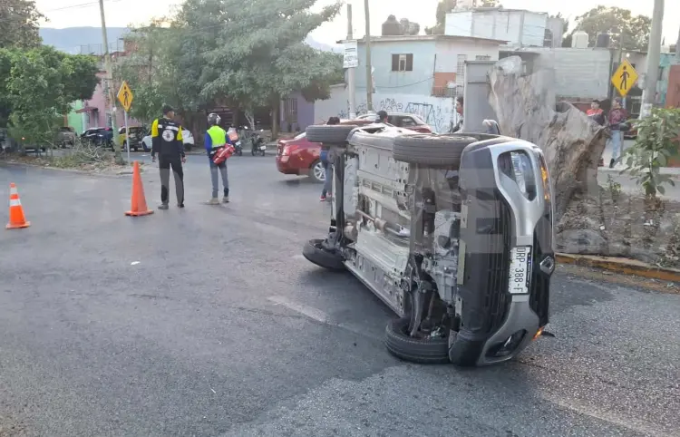 Se estrellan por corte de circulación en cruce de calles