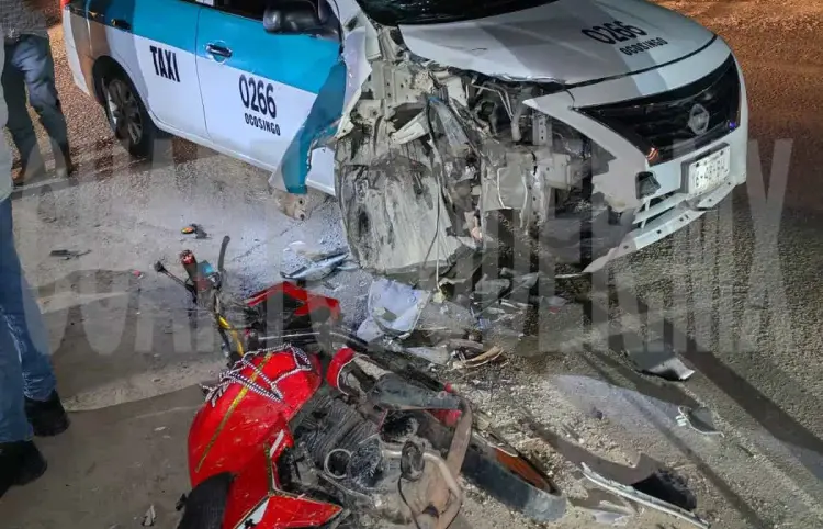 Colisionan motocicleta y un taxi en una curva