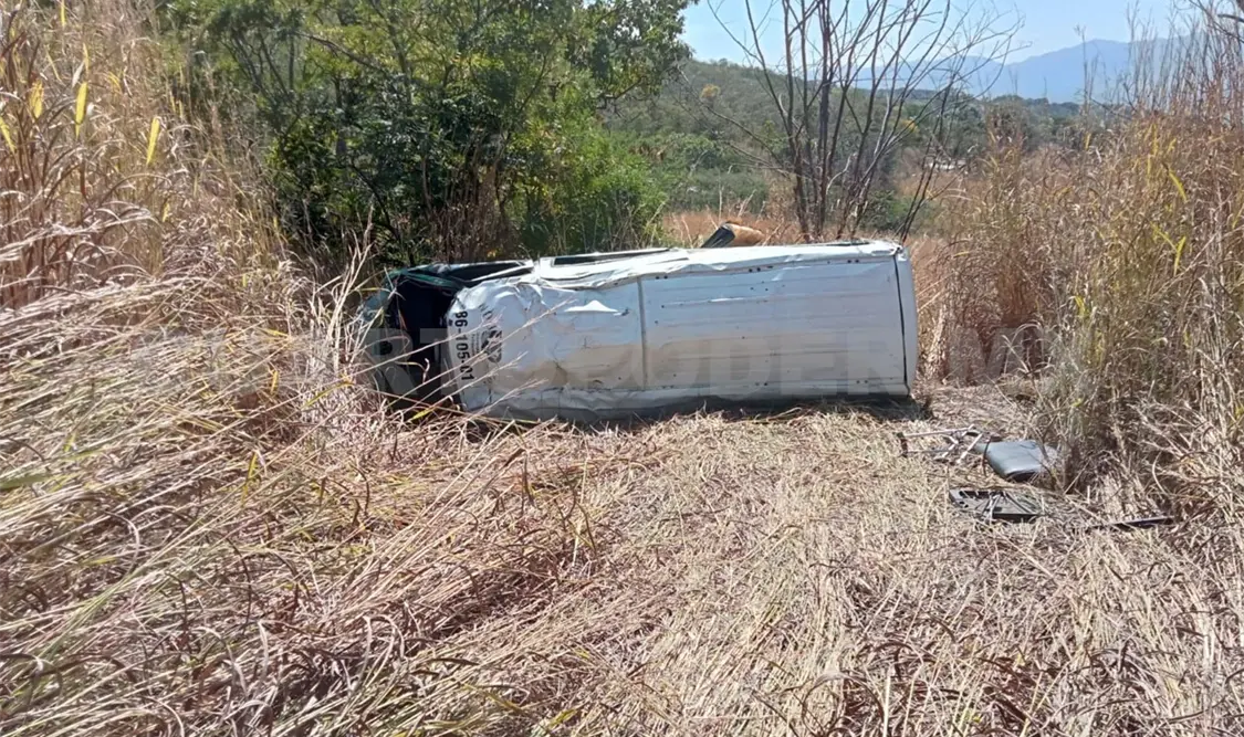 Colectivo sale del camino; resultaron 16 lesionados