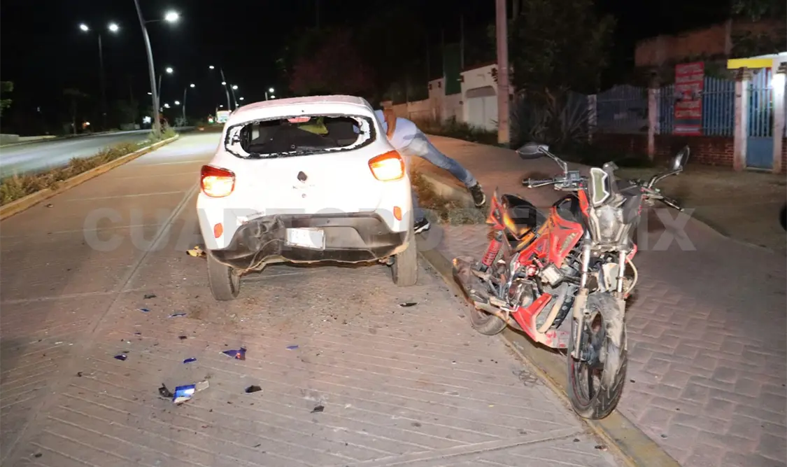 Motociclista se impacta atrás de una SUV