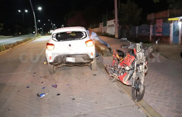 Motociclista se impacta atrás de una SUV