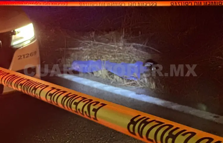 Auto atropella y mata a motorista