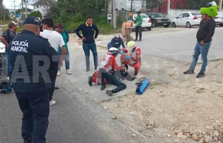 Un herido en colisión entre taxi y motocicleta