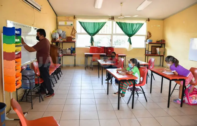 De manera gradual regresan a clases en algunas regiones