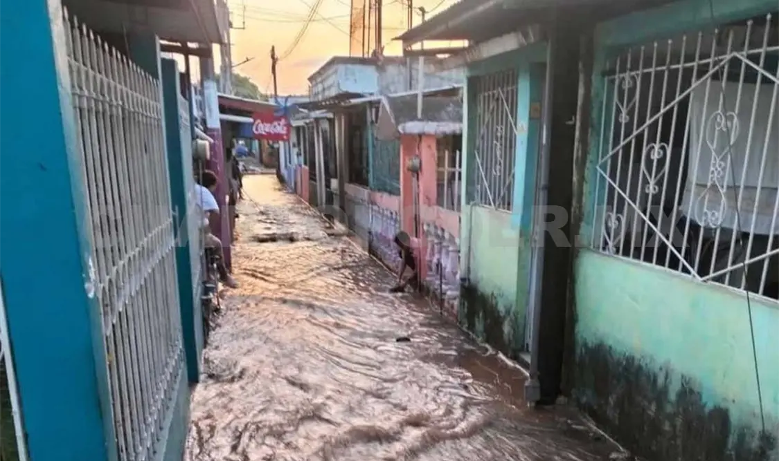 Enorme fuga de agua inunda viviendas