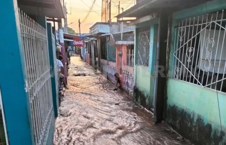 Enorme fuga de agua inunda viviendas
