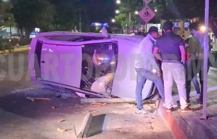 Vuelca por manejar a exceso de velocidad