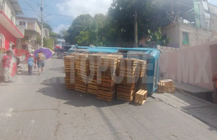 Aparatosa volcadura en rampa de Patria Nueva