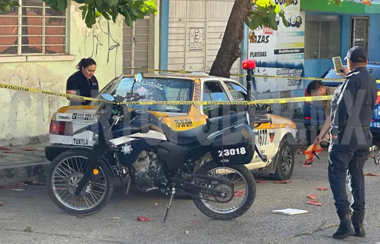 Asaltan a taxista de manera violenta en barrio
