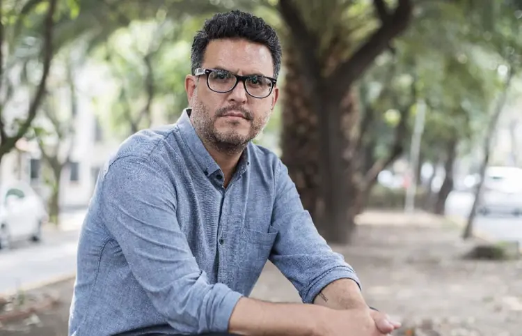 Piden localizar a poeta mexicano en Inglaterra