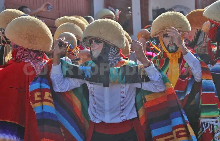 Parachicos danzan en las calles de Chiapa de Corzo