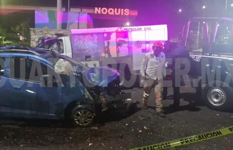Se estampan contra árbol y acaban en el hospital