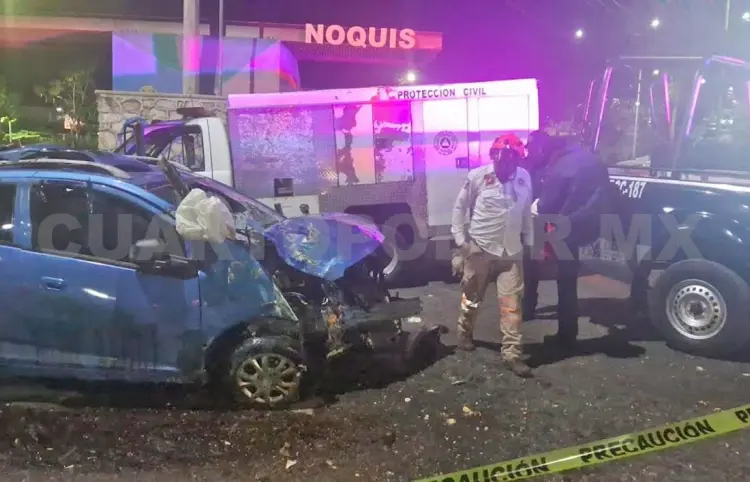 Se estampan contra árbol y acaban en el hospital